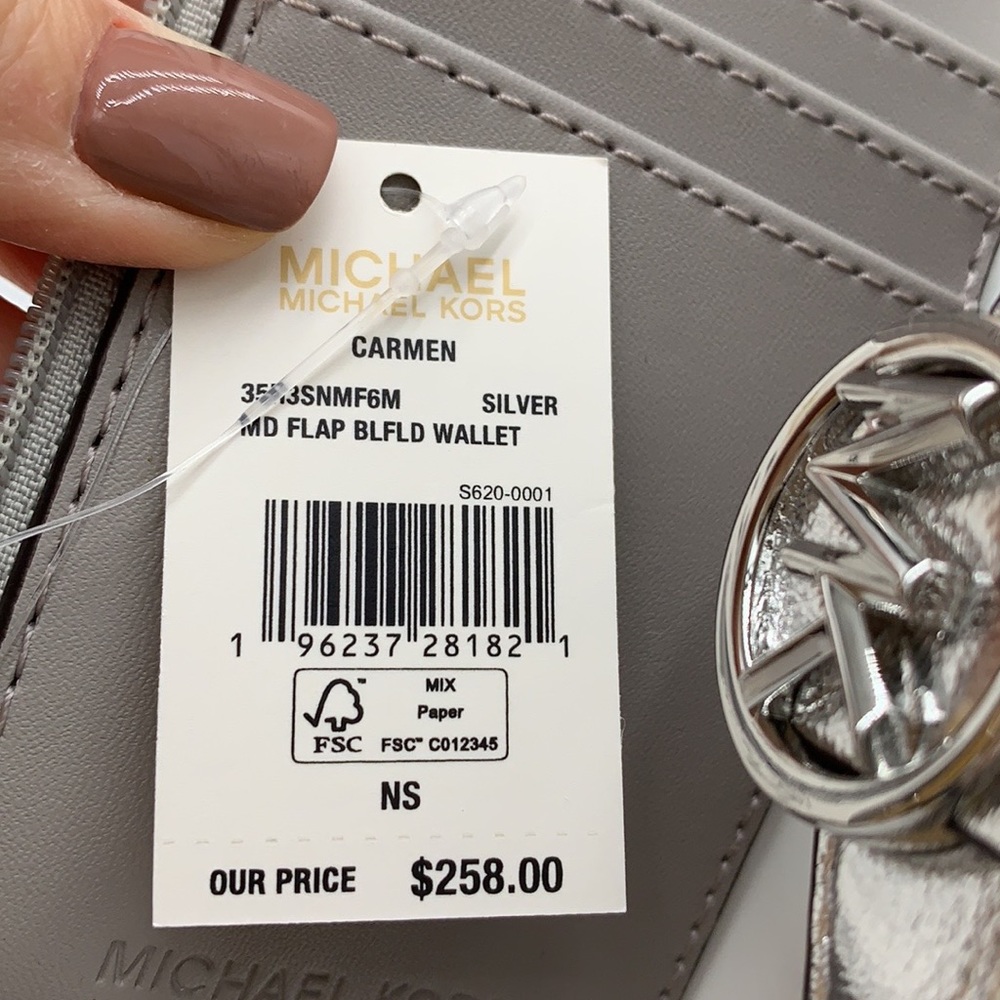 MICHAEL KORS
Carmen Medium Flap bifold Wallet silver color - Picture 12 of 12
